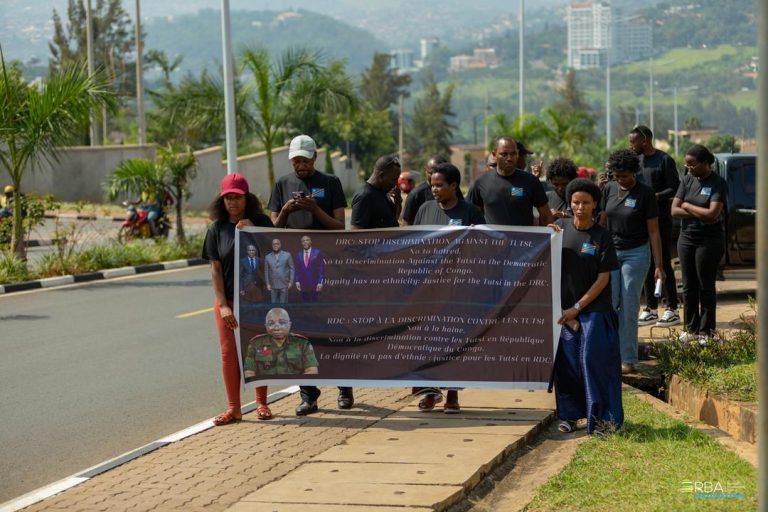 Impunzi z’Abanye-Congo zongeye gukora urugendo zamagana imvugo z’urwango za Gen Maj Ekenge
