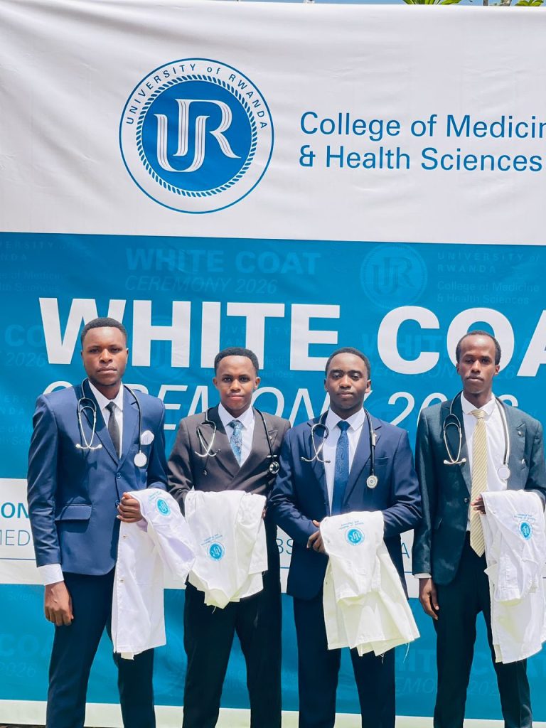 UR-Huye: Abanyeshuri biga ibijyanye n’ubuzima bambitswe itaburiya y’umweru(White-Coat)