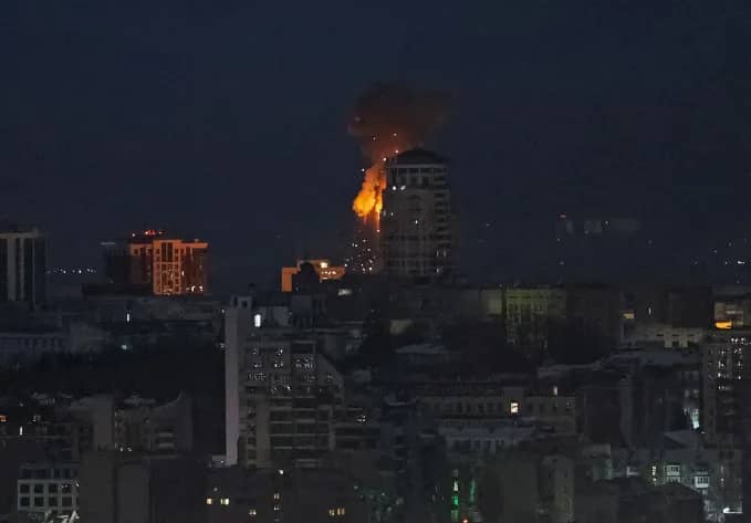 ‎U Burusiya bwarenze ku gahenge bugaba ibitero kuri Kyiv na Kharkiv