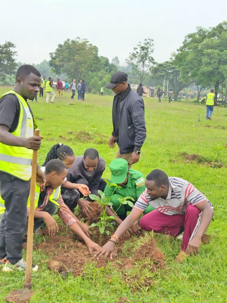 Huye: Abanyeshuri ba Kaminuza y’u Rwanda bifatanyije n’abaturage b’i Ngoma mu Muganda rusange