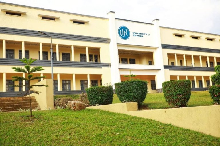 Ubuyobozi bw’ivuriro rya Kaminuza y’u Rwanda ishami rya Huye bwasabye abanyeshuri kugana serivisi z’ubuzima bw’imyororokere